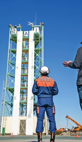 ドローンを操作する隊員