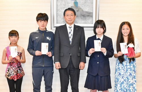 奨励金を受け取った参加者ら