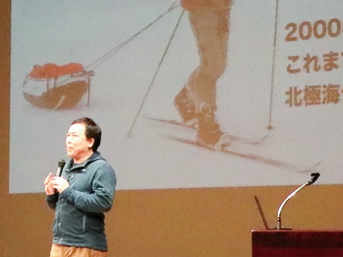 講演を行う荻田さん