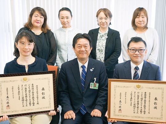 佐後教育長（中央）を囲む鳶尾小・林中PTA関係者