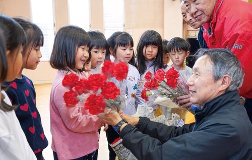 園児に花をプレゼントする部会員ら