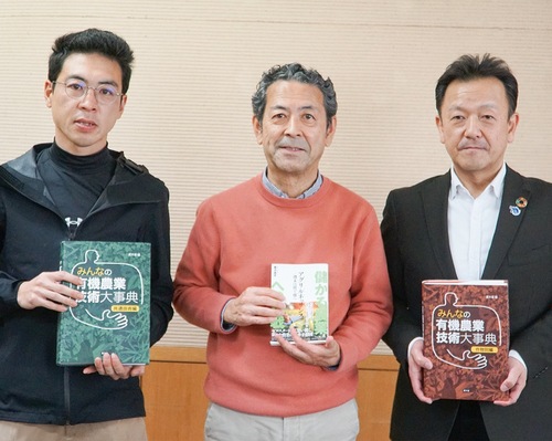 書籍を寄贈した菊子さん（中央）と息子の一平さん（左）