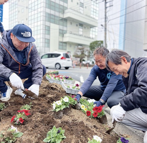 土にまみれながら作業をするメンバー