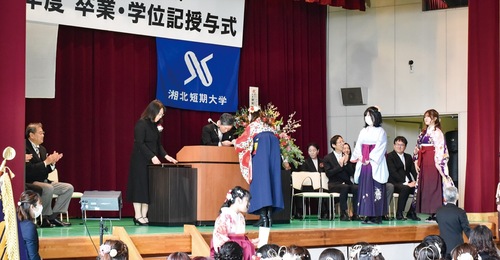 学位記を受け取る学生ら