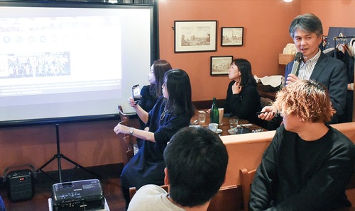 講演する下田屋さん（右奥）