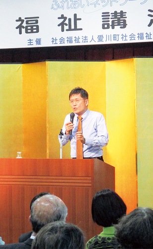 講演する名越さん