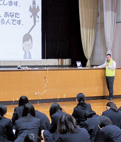 講演する平井さん