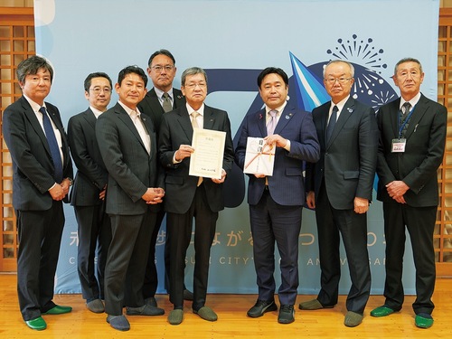 土谷代表取締役社長（中央左）と山口市長（中央右）