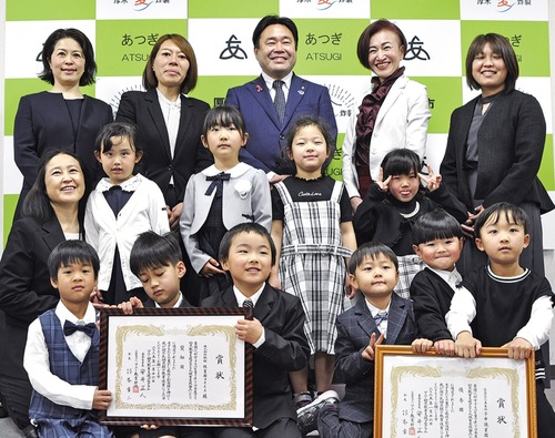 大役を果たした代表園児と、山口市長（３列目中央）