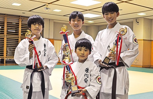 形の部で上位入賞した朱心会館の４人