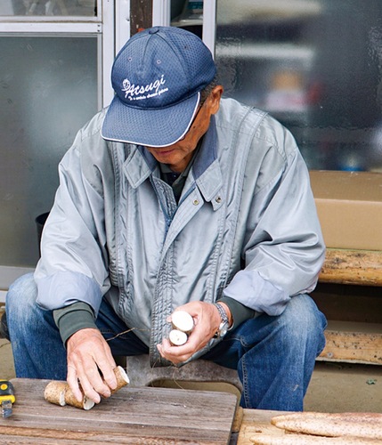 種芋を切る山口さん
