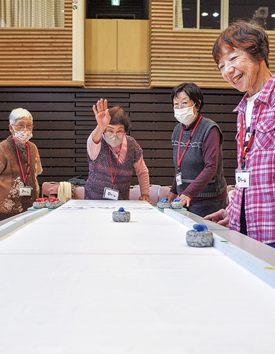 競技を楽しむ参加者ら