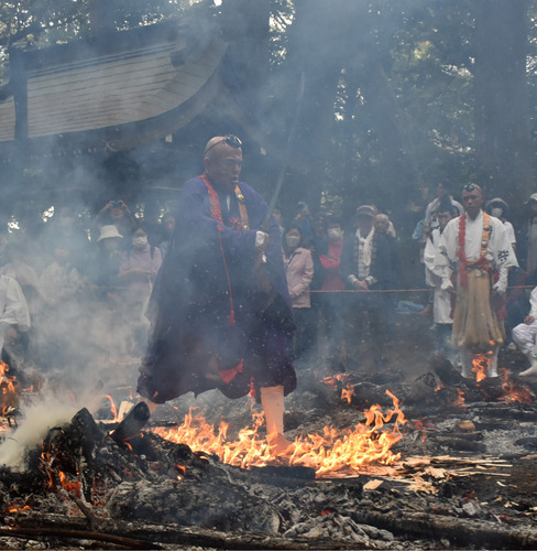 燃え盛る炎の中を渡る修験者