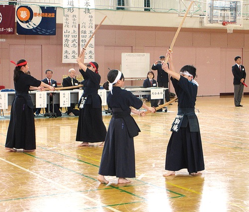 一挙手一投足に集中して木刀を振る