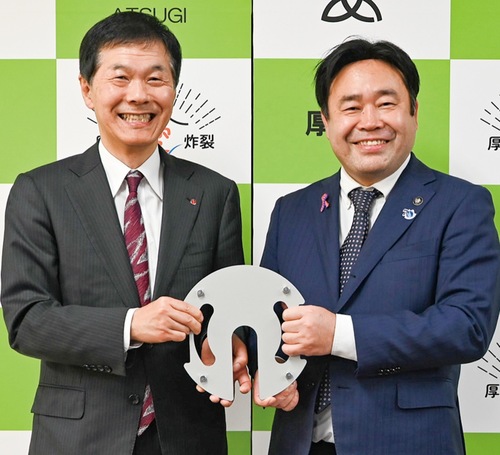 テントウエイトを持つ田中社長（左）と山口市長