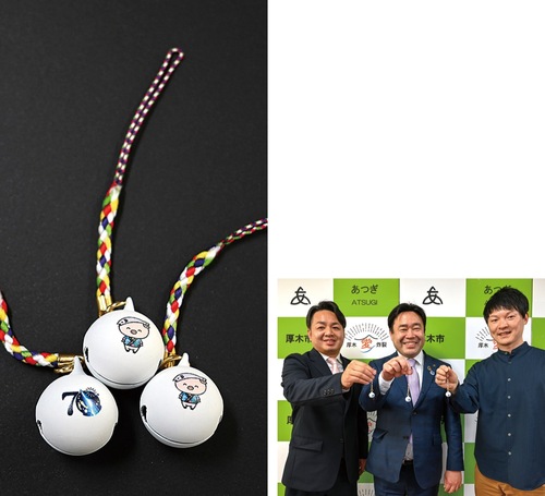 寄贈された鈴（左）と寄贈式の様子