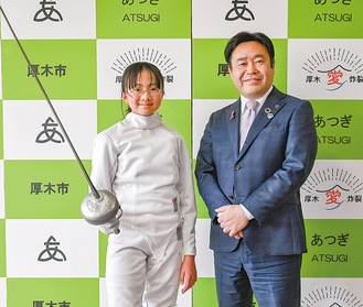 剣を構えるブイ・マイ・チーさん（左）と山口市長