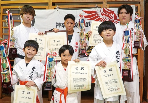 トロフィーと賞状を手にする上位入賞者