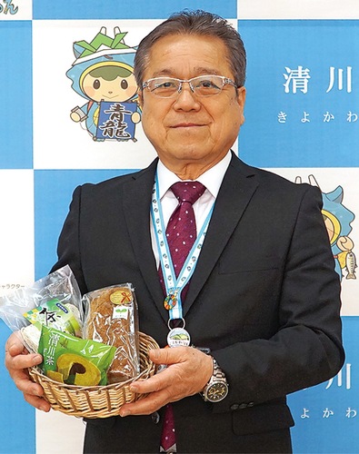 新たな認定品を手にする岩澤村長