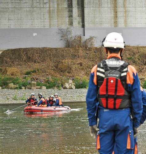 救命ボートを操る消防隊員
