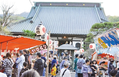 境内は多くの人で埋め尽くされた