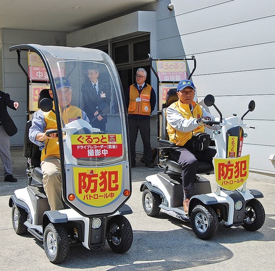 パトロール出発するモビリティスクーター