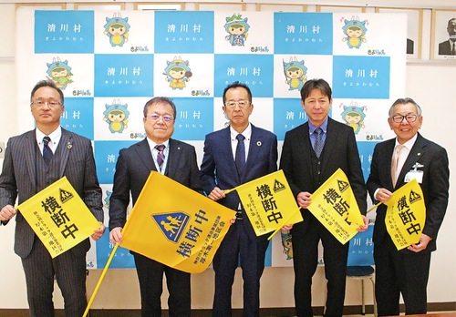 寄贈のため役場を訪れた鈴木会長（中央）＝清川村提供