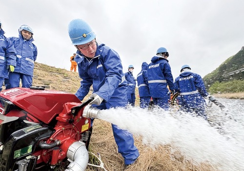ポンプによる放水操作を学ぶ団員（愛川町提供）