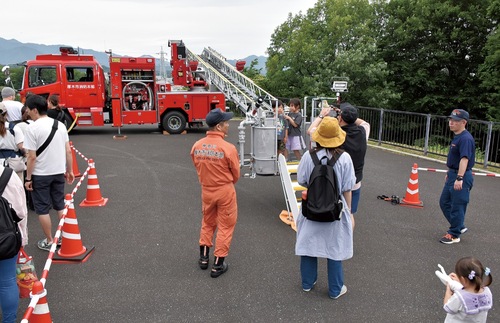 人気を集めたはしご車の乗車体験