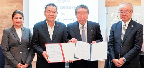 左からテップ・ボラミン副大臣、プラック・アンキアラー総局長、小島正伸会長、石塚修副市長