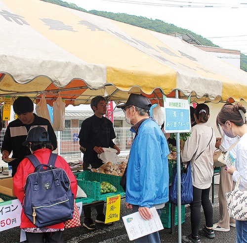 村内外から多くの人が訪れる