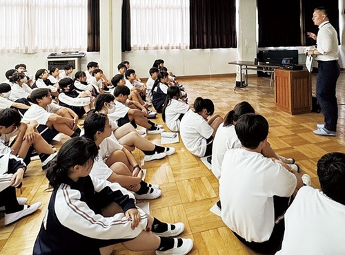 学芸員の話を聞く生徒たち