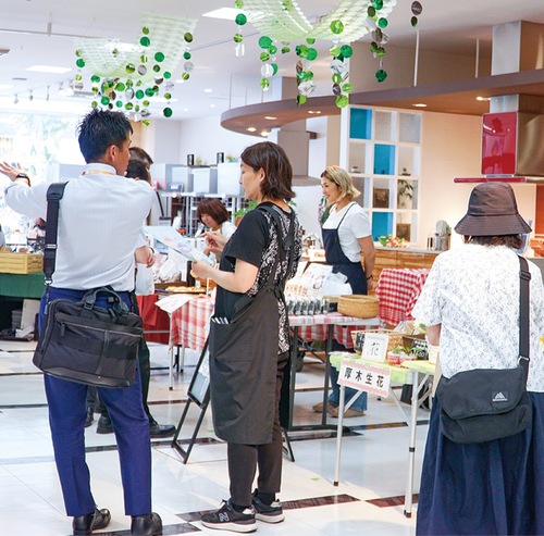 華やかな飾りつけで来場者を迎えた