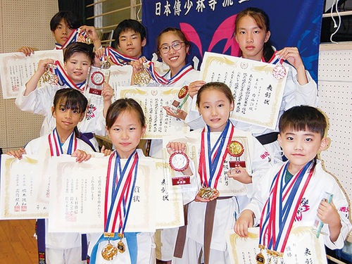 賞状とメダルを掲げる練桜会の選手ら