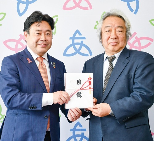 山口市長（左）に目録を手渡す小柴学部長