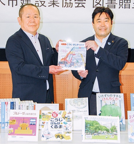 関野会長（左）と山口貴裕市長