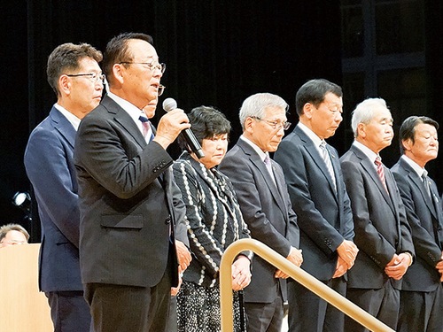 あいさつする大貫組合長