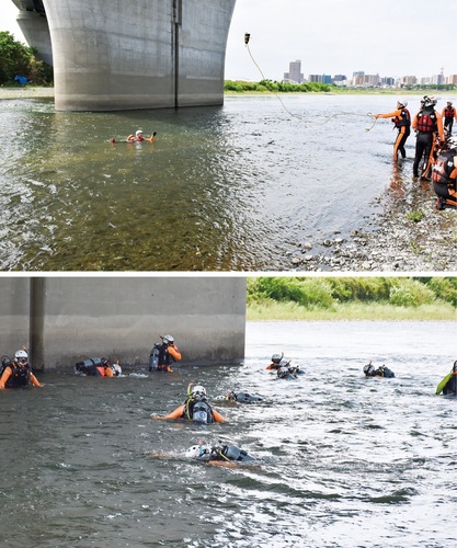 スローバッグを投げ入れる隊員（上）と潜水訓練のようす
