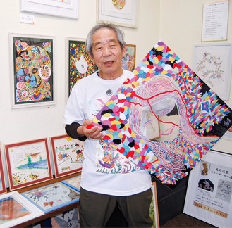 作品を手にする高部さん