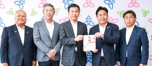 寄付金を手渡す田中社長（中央）と山口市長（中央右）