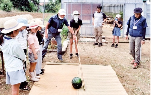 大盛り上がりしたスイカ割り
