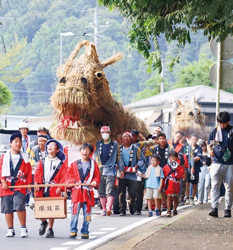 村内を練り歩く２匹の龍（清川村提供）