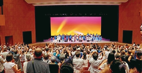子どもたちの演奏に大きな拍手が送られた