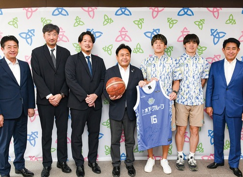 ボールを持つ山口市長を囲むチーム関係者ら