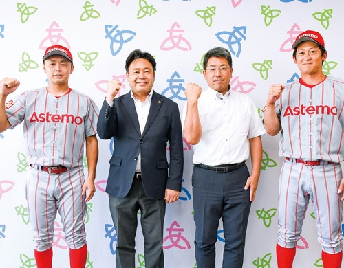 山口市長（中央左）を訪れ、全国大会優勝に向けて意気込むチーム関係者