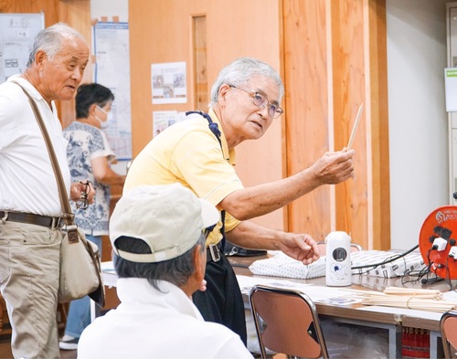 木栓づくりの説明をする横見理事長