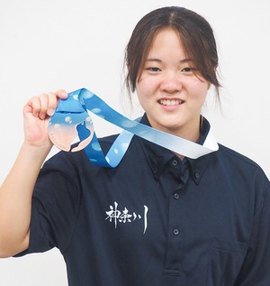 銅メダルを手に笑顔の橋本さん