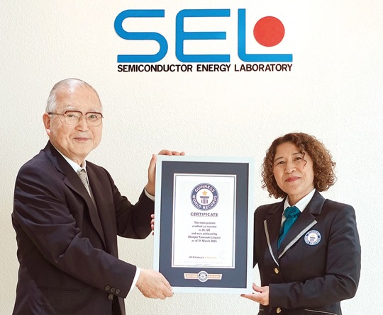 認定証を受け取る山崎ＣＥＯ（左）