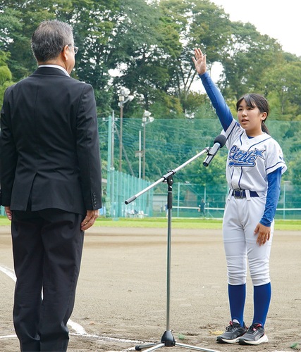 選手宣誓を行う清水主将（右）