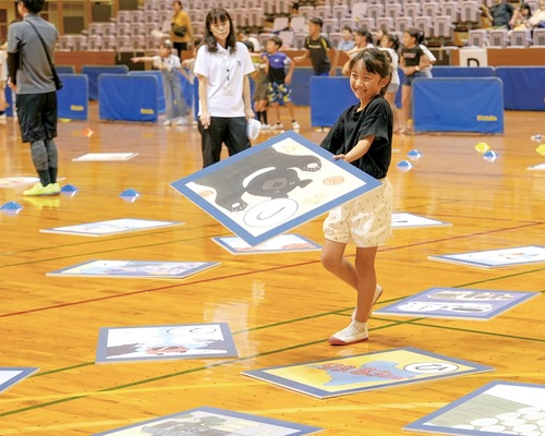 見事に絵札を取って喜ぶ参加者